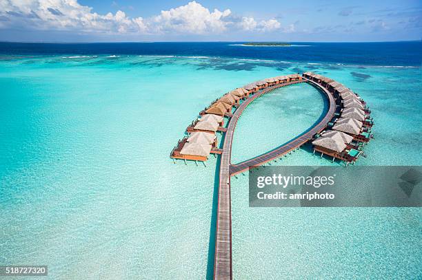 vista a volo d'uccello di lusso ville overwater - sopra foto e immagini stock