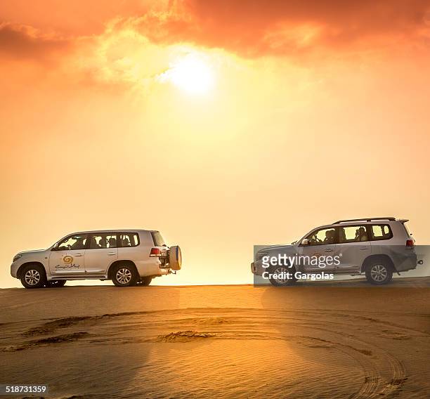 safari dans le désert en 4 roues motrices dubaî - sports car photos et images de collection