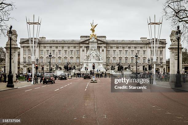 buckingham palace in london, uk - buckingham palace gates stock pictures, royalty-free photos & images