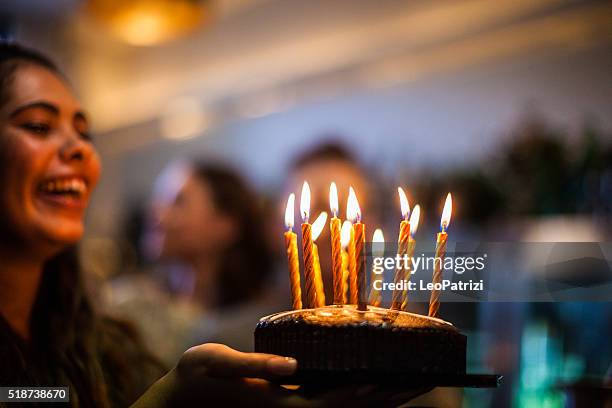 amici avendo un sacco di divertimento a festa di compleanno - birthday cake foto e immagini stock