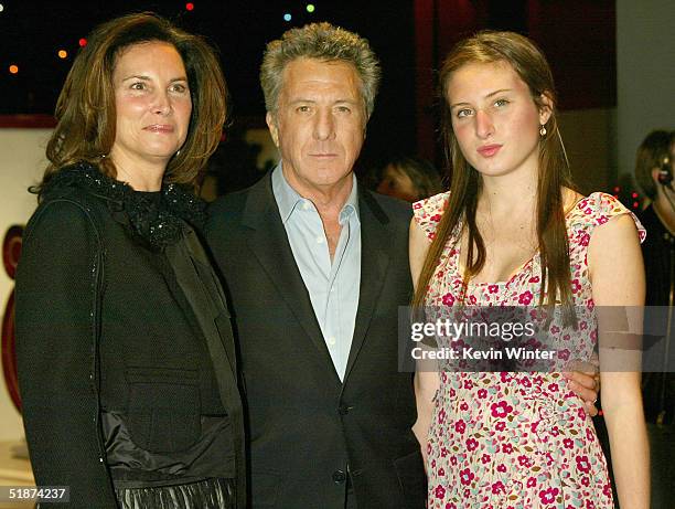 Actor Dustin Hoffman, his wife Lisa and daughter Allie arrive at the premiere of Universal's "Meet the Fockers" at the Universal Amphitheatre on...