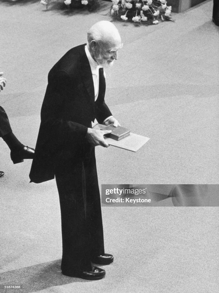 Roger Wolcott Sperry Collects His Nobel Prize In Medicine In News roger-wolcott-sperry-collects-his-nobel-prize-in-medicine-in-news