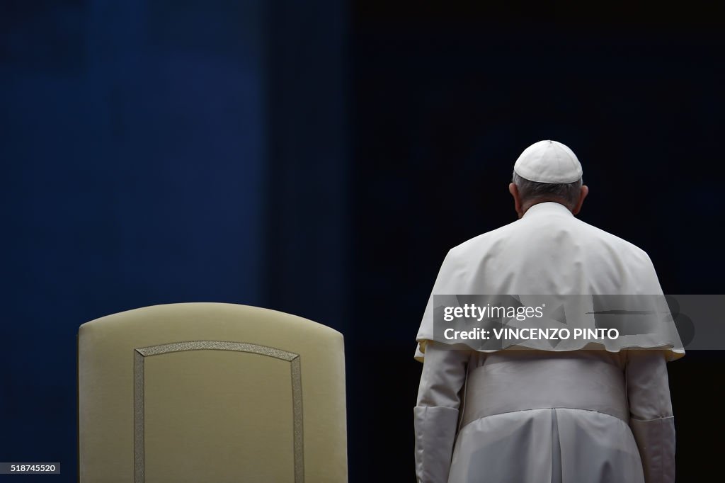 TOPSHOT-VATICAN-POPE-VIGIL