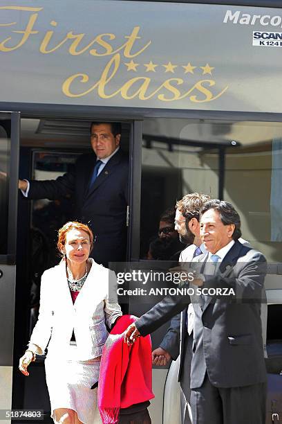 El presidente de Peru Alejandro Toledo camina junto a su esposa Eliane Karp tras descender del omnibus que los traslado al lugar de la ceremonia de...