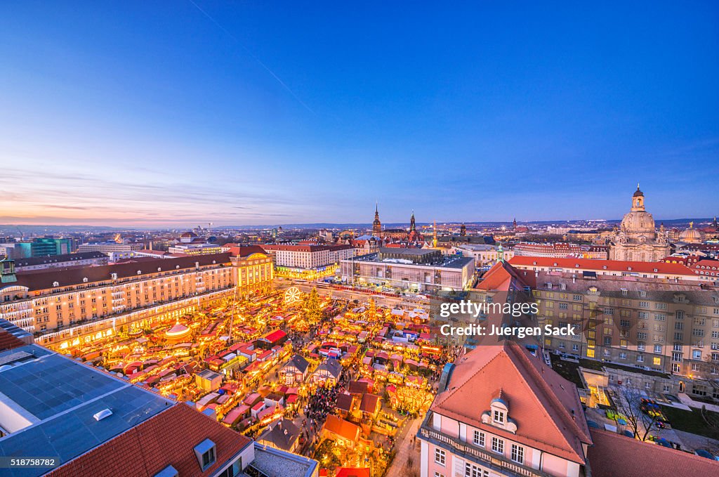 Herrliche Aussicht auf Dresden und das Dresdner Striezelmarkt in der Dämmerung