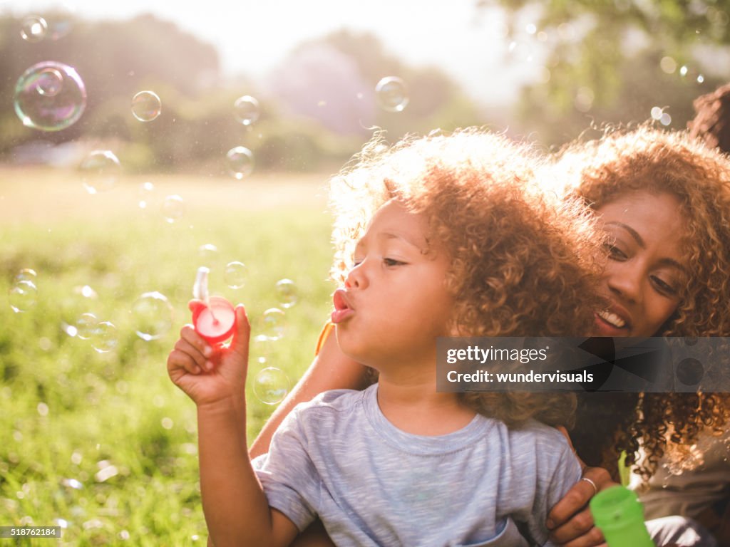 Onírico macio momento íntimo entre uma mãe e seu filho