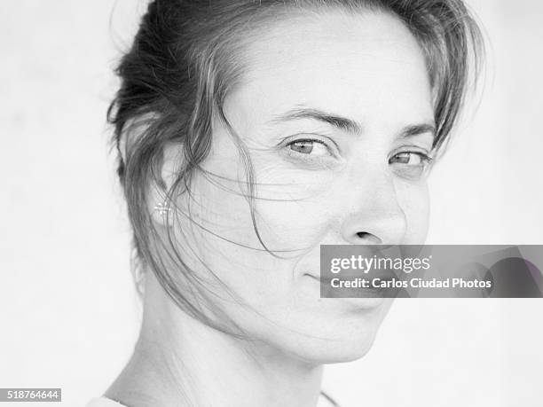 close-up portrait of woman in black and white - personas ciudad stock pictures, royalty-free photos & images
