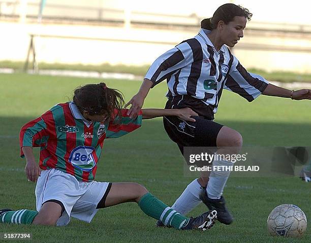 Sfax's ASF striker, Fatma Jibali vies with Khaoula Douri of Stade Tunisien during the first day of a female football league 18 December 2004 at...