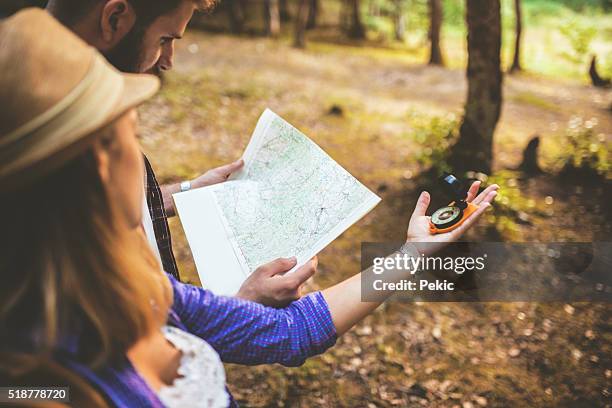 couple de touristes avec boussole et carte - gyroscope photos et images de collection