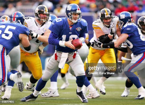 Quarterback Eli Manning of the New York Giants prepares to hand off against the Pittsburgh Steelers on December 18, 2004 at Giants Stadium in East...