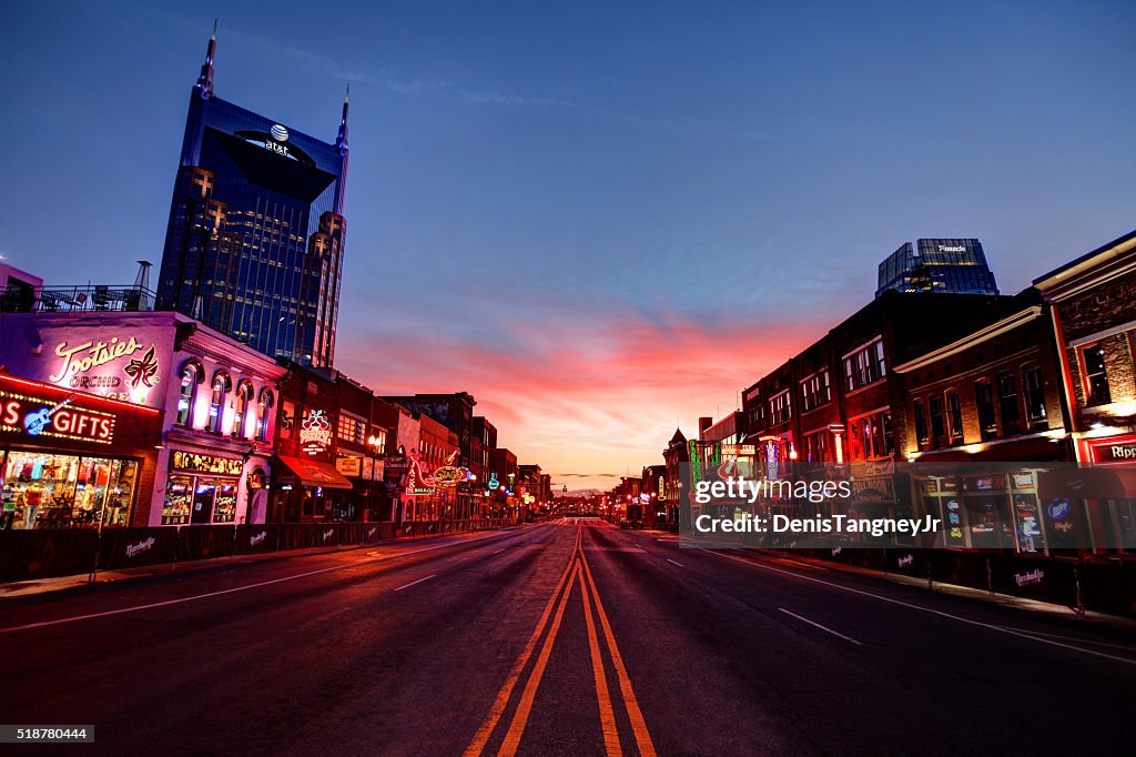 Broadway nel centro di Nashville, Tennessee