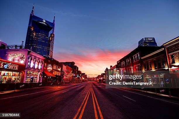 broadway no centro de nashville, tennessee - tennessee imagens e fotografias de stock