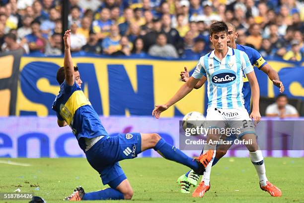 Leonardo Jara of Boca Juniors fights for the ball with Ignacio Pussetto of Atletico Rafaela during a match between Boca Juniors and Atletico Rafaela...