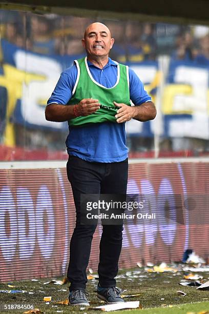 Juan Manuel Llop head coach of Rafaela shouts instructions to his players during a match between Boca Juniors and Atletico Rafaela as part of 9th...