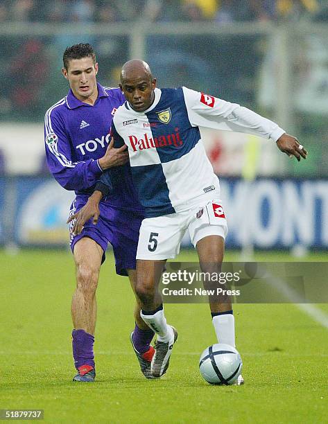 Fiorentina's Giorgio Chiellini battles it out with Chievo Verona's Siqueria De Oliveira Luciano, during the Italian Serie A match between Fiorentina...