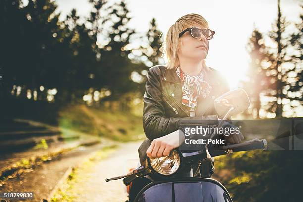 niedlich blondes mädchen auf retro motorrad - roller vintage stock-fotos und bilder