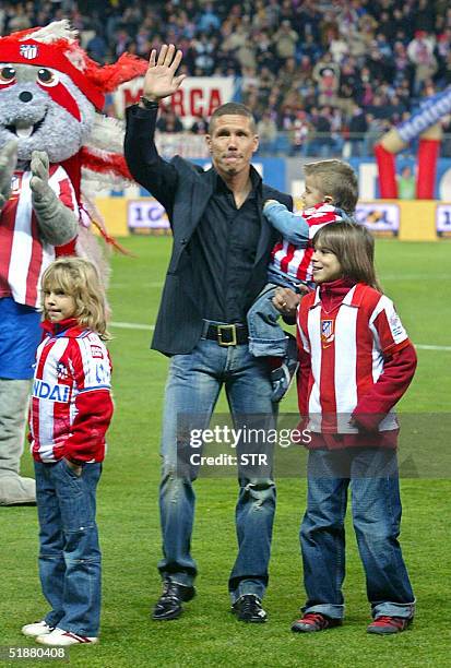 El centrocampista argentino del Atletico Madrid, Diego "Cholo" Simeone, junto a sus hijos, se despide de la aficion colchonera el 19 de diciembre de...