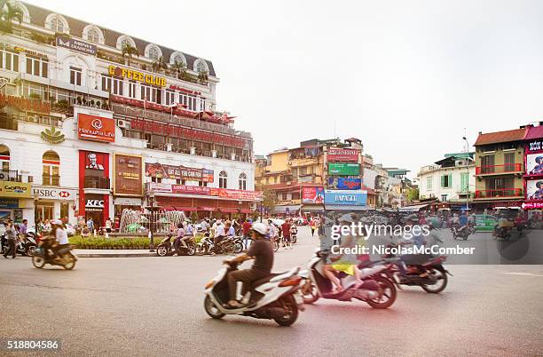 intenso tráfico rotonda con fuente de hanoi - vietnamita fotografías e imágenes de stock