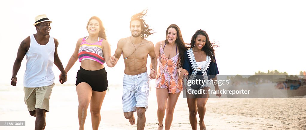 Gruppe von Freunden, die auf den Strand