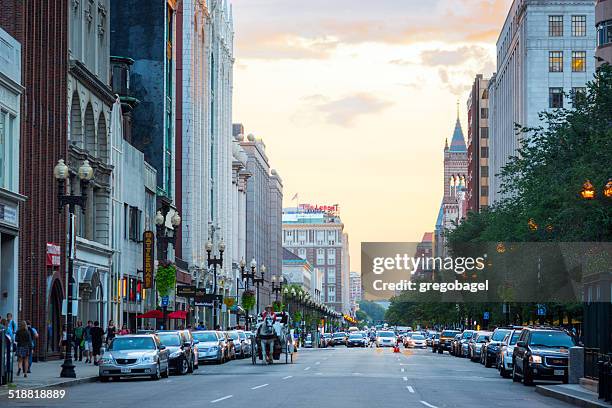 newbury street en el vecindario back bay de boston, ma - newbury street boston fotografías e imágenes de stock