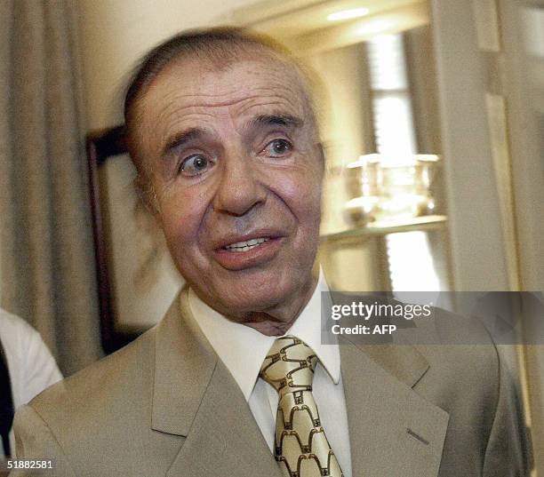 El ex presidente de Argentina , Carlos Menem, conversa con la prensa durante una entrevista en su oficina personal en la ciudad de Santiago 20 de...