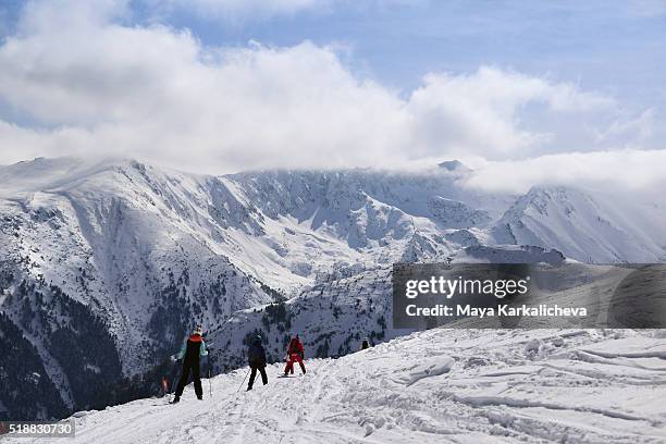 skier in front of a cloudy landscape - bansko stockfoto's en -beelden