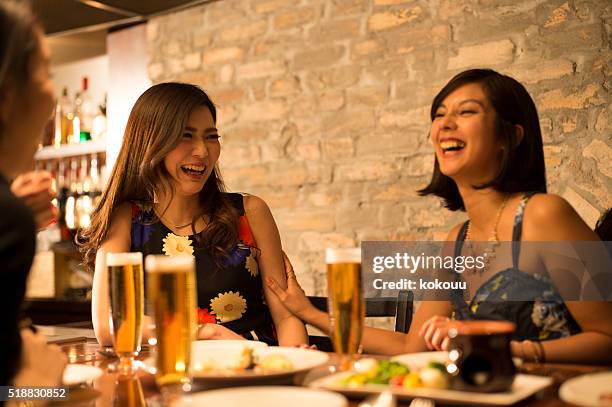 frauen, die bereits betrunken im restaurant - nur japaner stock-fotos und bilder
