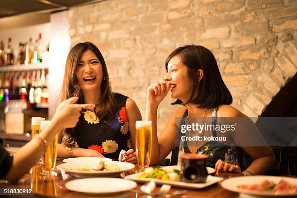 指を指す女性は、隣のレストランでは - 女子会　日本 ストックフォトと画像