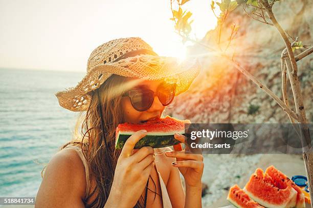 se restaurer et profiter de la pastèque - fruits été photos et images de collection