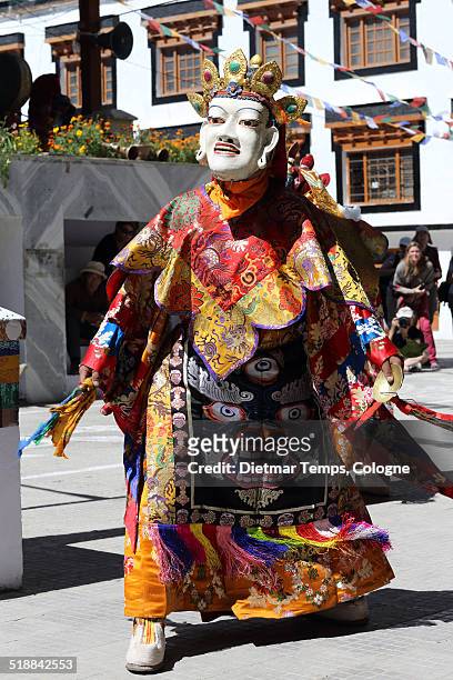 buddhist mask dancer, ladakh - dietmar temps stockfoto's en -beelden