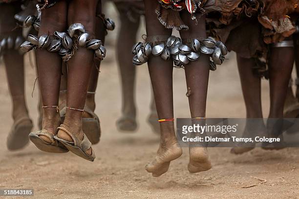 hamer women dancing  in lower omo valley, ethiopia - dietmar temps stock-fotos und bilder