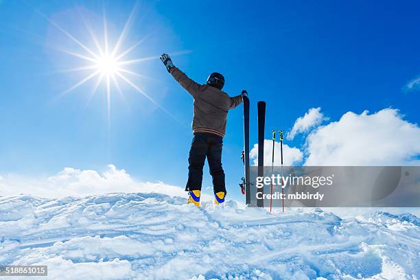 skifahrer auf ski resort - zillertal stock-fotos und bilder