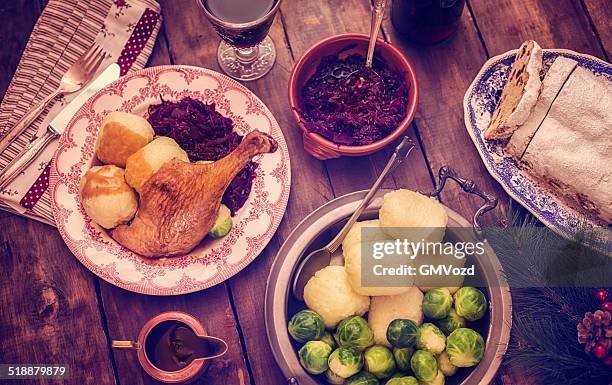 traditionelle deutsche holiday goose abendessen mit klößen und red cabbage - gänsebraten stock-fotos und bilder