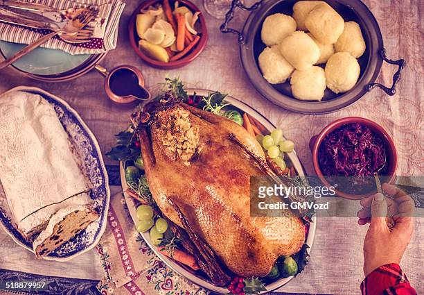 traditionelle deutsche holiday goose abendessen mit klößen und red cabbage - gänsebraten stock-fotos und bilder