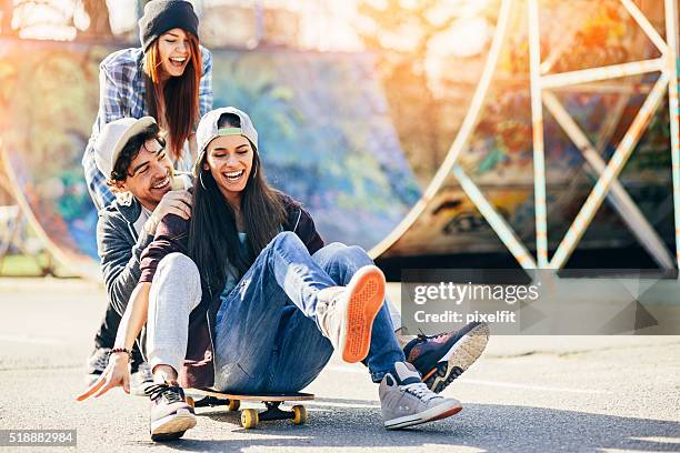 diversão com skate - skateboard park imagens e fotografias de stock