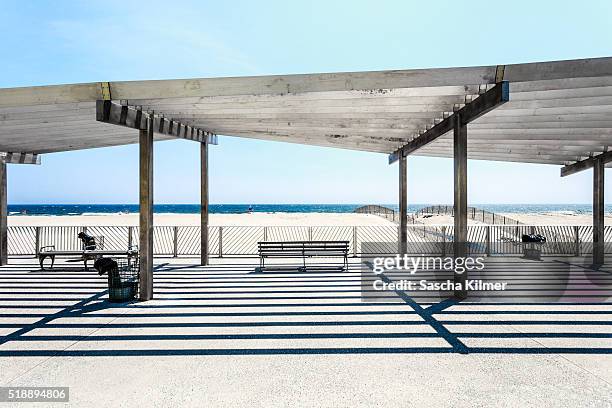 empty beach at rockaway beach, queens, new york city - rockaway peninsula stockfoto's en -beelden