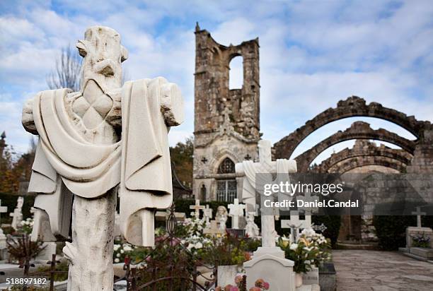 cemetery and ruins of santa mariña de dozo church in cambados (galicia, spain) - dozo stockfoto's en -beelden