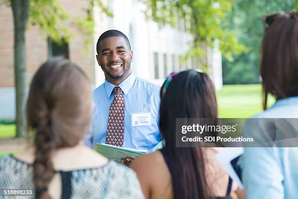 college campus tour guia falar com estudo prospectivo alunos ao ar livre - explore imagens e fotografias de stock