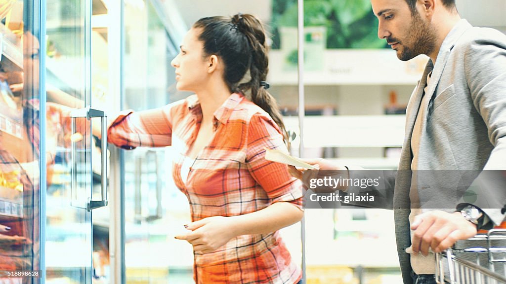 Coppia di acquistare generi alimentari in supermercato.