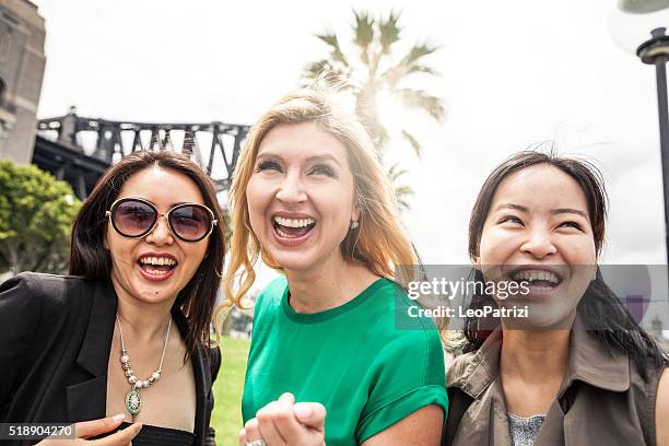 happy friends in sydney - tourist sydney stockfoto's en -beelden