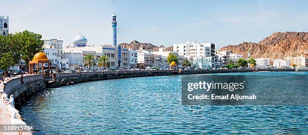 muttrah corniche, muscat, oman‎ - oman skyline stock-fotos und bilder