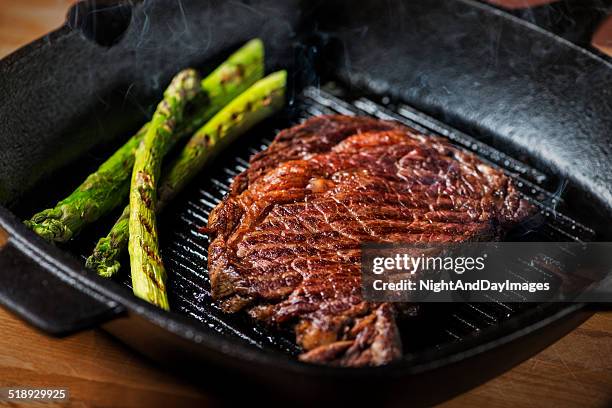 pikant gegrilltes steaks. - rippensteak stock-fotos und bilder