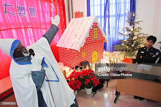 Cameroonian inmate of the Shanghai Qingpu Prison sings during an evening held by the prison to celebrate Christmas on December 24, 2004 in Shanghai,...