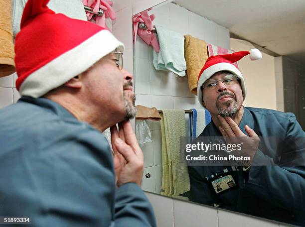 Mexican inmate of the Shanghai Qingpu Prison spruces himself before an evening held by the prison to celebrate Christmas on December 24, 2004 in...