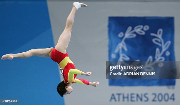 Foto tomada el 19 de agosto de 2004, de la china Zhang Nan, compitiendo en la barra de equilibrio por las pruebas femeninas individales de gimnasia,...