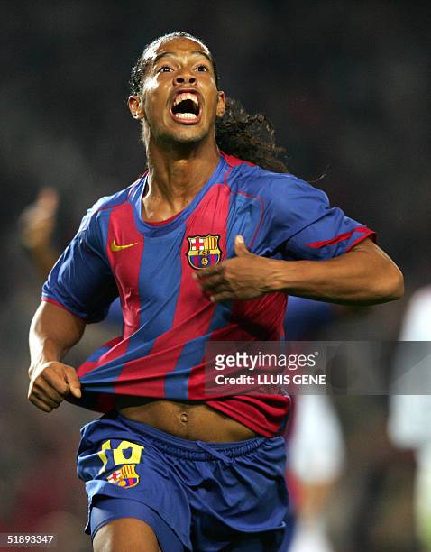 Foto del brasileno Ronaldinho, jugador del Barcelona de Espana, tomada el 02 de noviembre de 2004 mientras festeja un gol ante el Milan de Italia por...