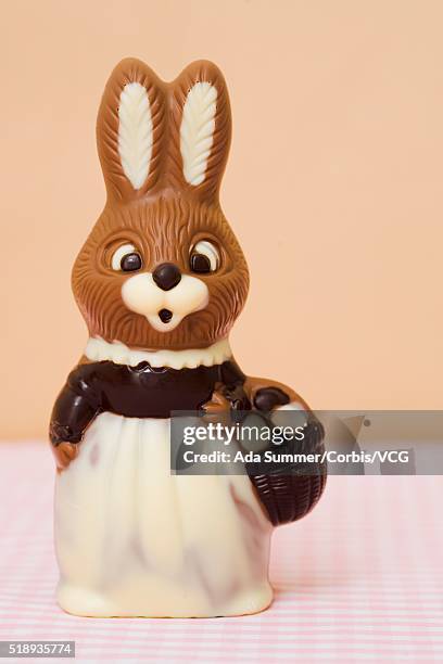 cute chocolate easter bunny - chocolate bunny stock-fotos und bilder