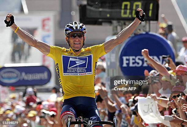 Foto tomada el 22 de julio de 2004 del estadounidense Lance Armstrong, festejando tras cruzar la linea de llegada de la etapa 17 del 91? Tour de...