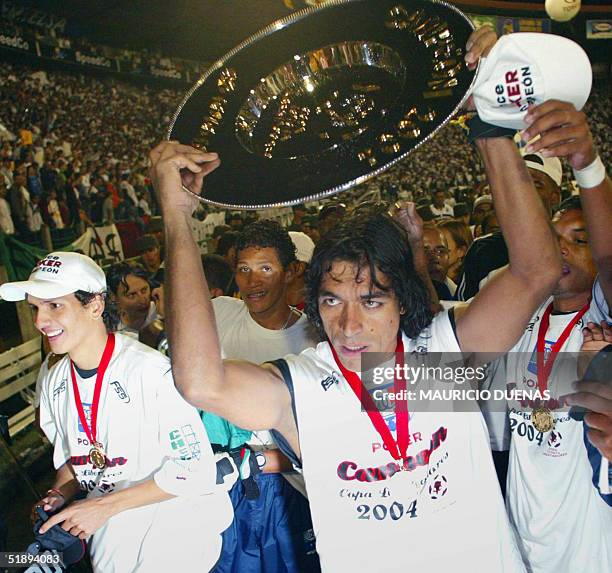 Foto tomada el 01 de julio de 2004 de Juan Carlos Henao, golero del colombiano Once Caldas, celebrando tras vencer a Boca Juniors de Argentina por la...