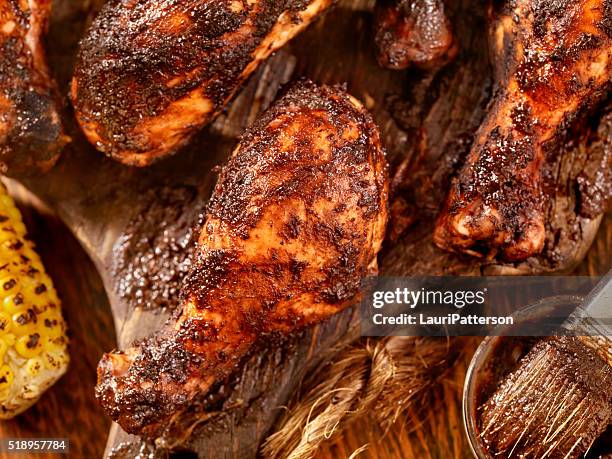 mariniertes und gegrilltes hühnchen mit mais - hühnchenunterschenkel stock-fotos und bilder